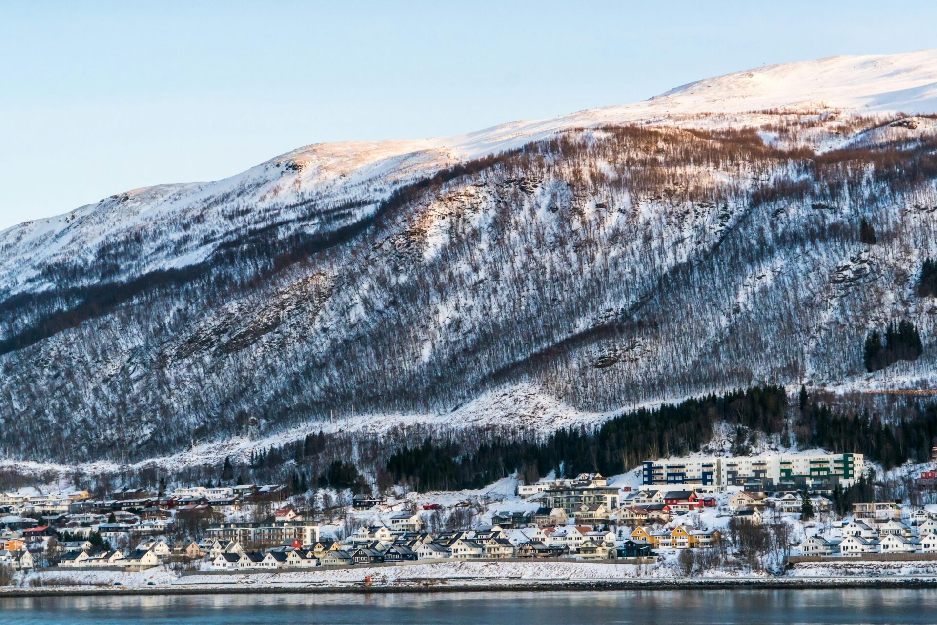 The Emotional Impact of Fjords, Forests, and Open Space on Travelers
